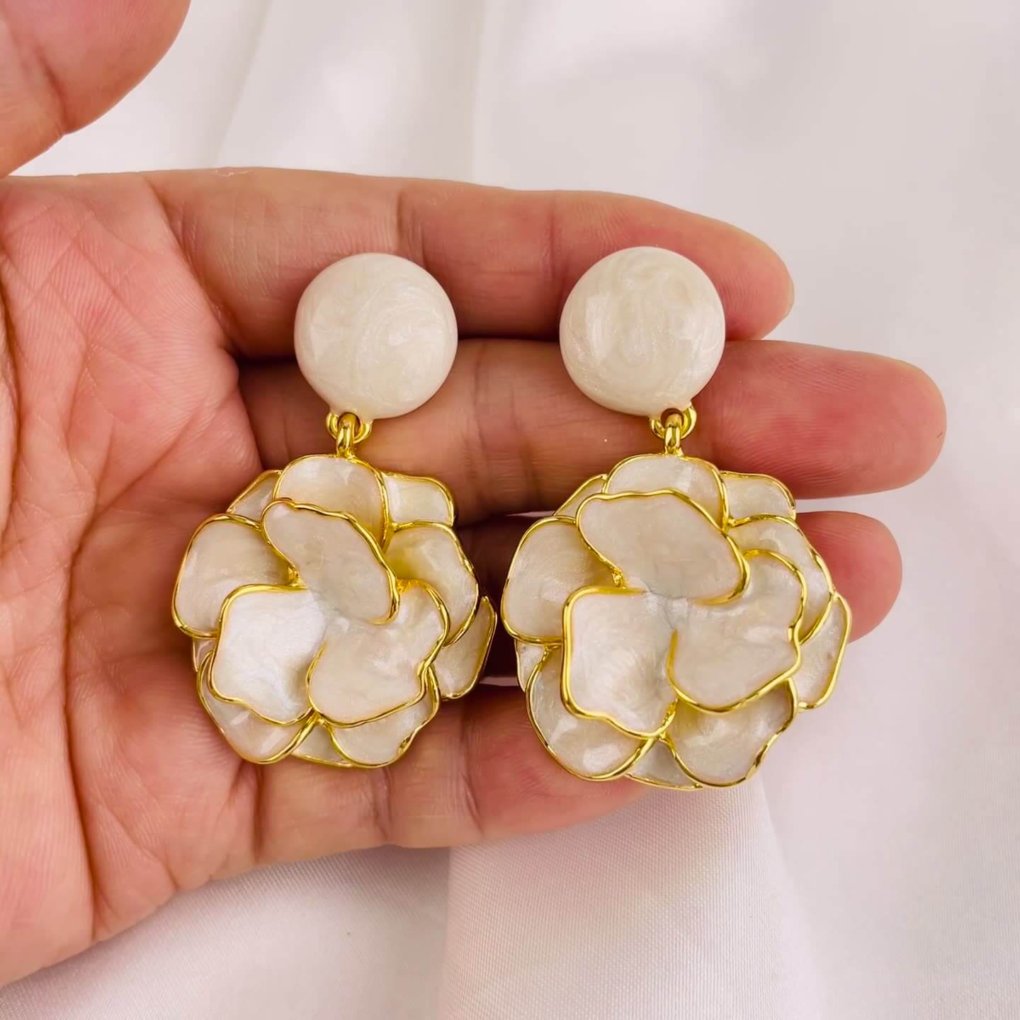 Enamel Colored camellia earrings 24K gold-plated