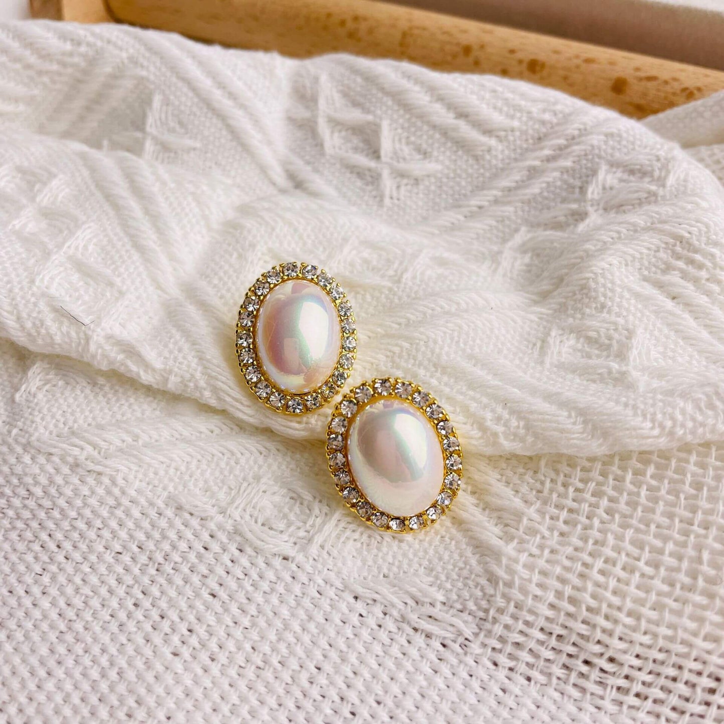 Oval pearl stud earring 24K gold-plated